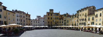 Plaza del anfiteatro o Plaza del Mercado de Lucca. Plaza del anfiteatro o Plaza del Mercado de Lucca.