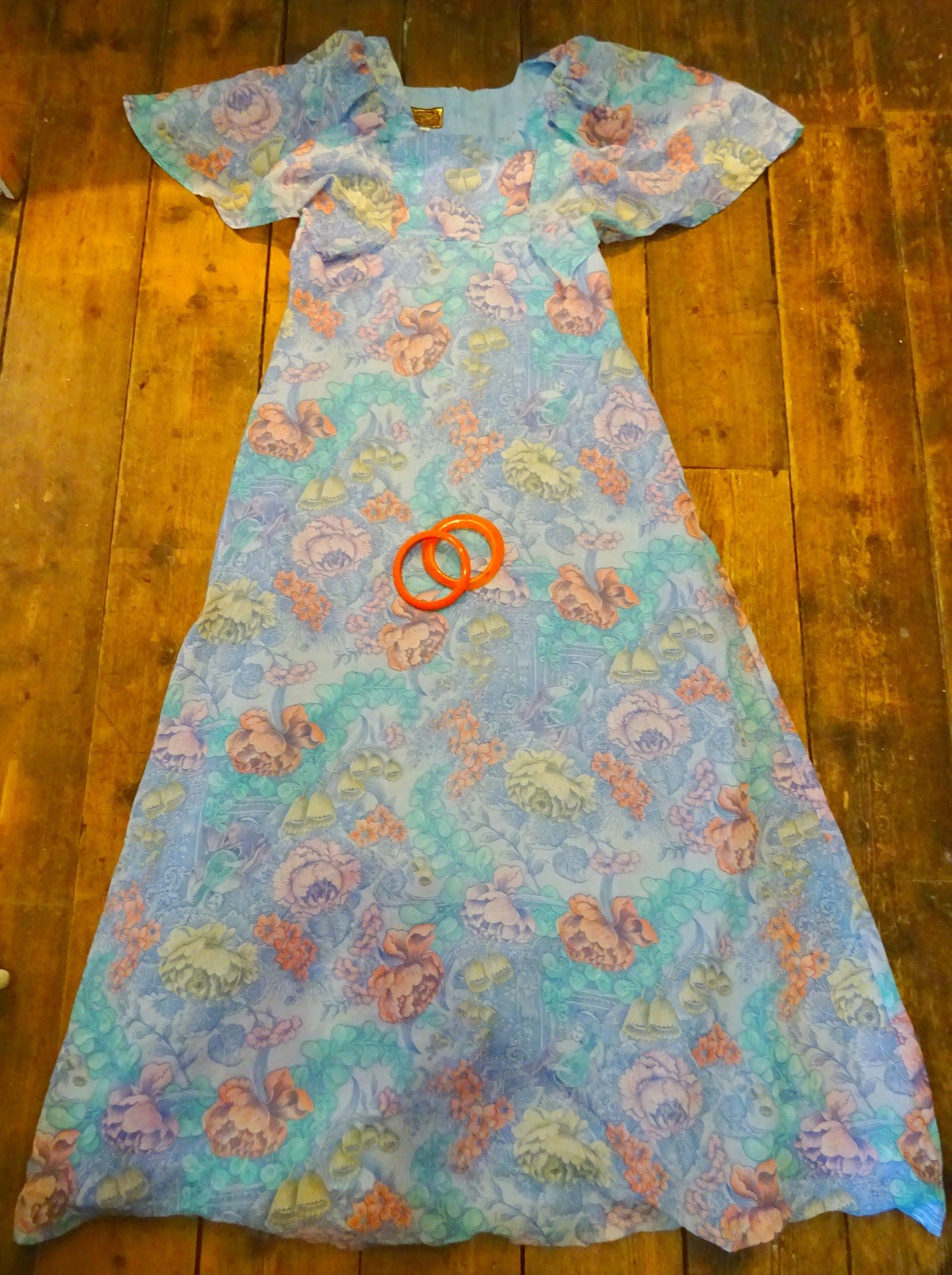 Vintage Vixen Vix's Week Dresses, Doll's Houses & Charity Shop Finds