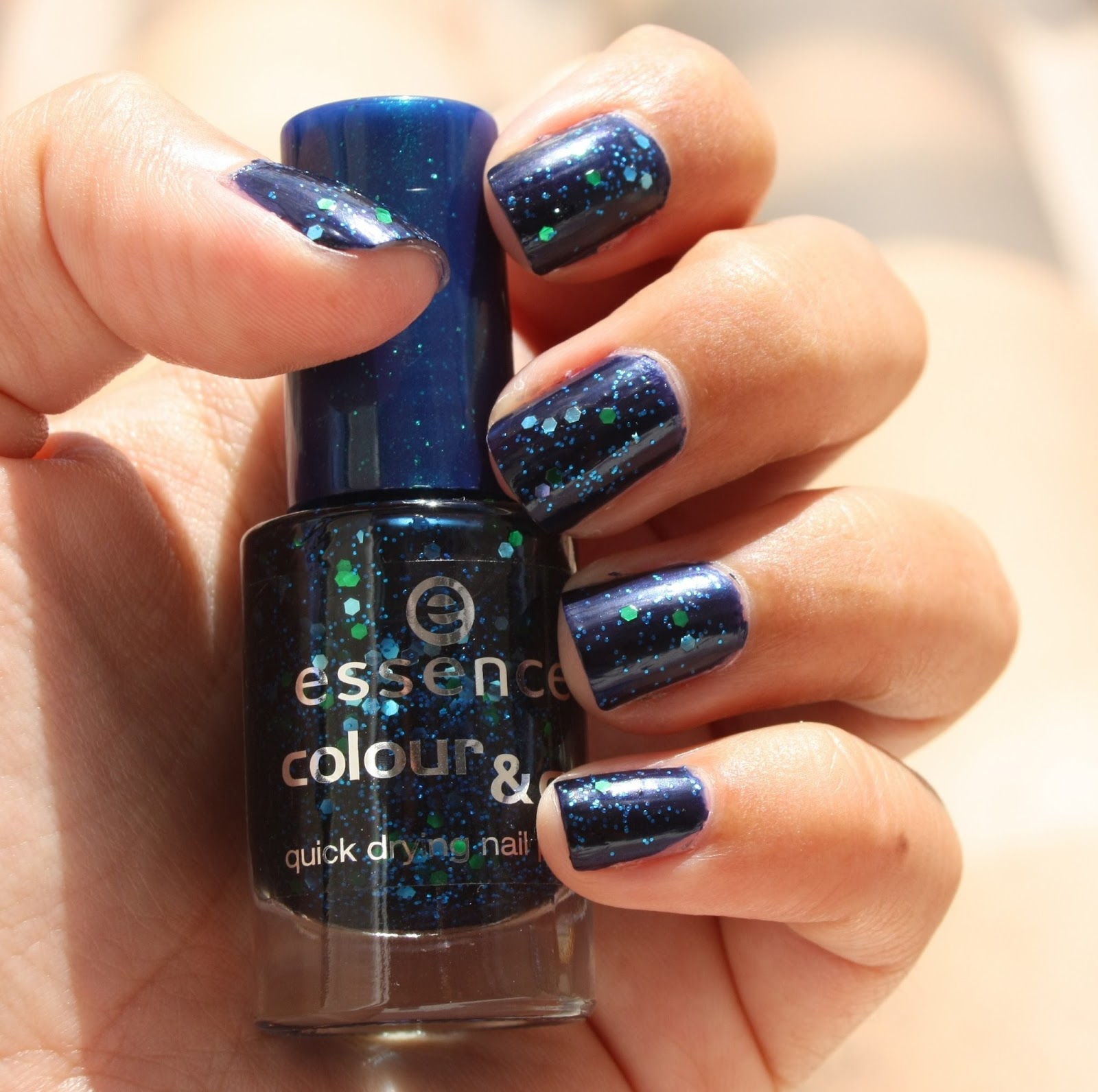 Make-up by Linoa: Essence blue addicted : l'univers sur mes ongles
