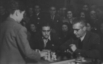 Bar Rialto, 17 de abril de 1946 - Pomar en la sesión de simultáneas Simultáneas de Arturito Pomar en Lérida el 17 de abril de 1946 (1)