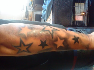 Tatuaje de estrellas en el antebrazo