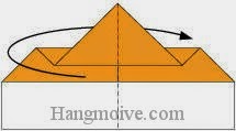 Bước 5: Gấp đôi tờ giấy về phía mặt đằng sau. Bước 5: Gấp đôi tờ giấy về phía mặt đằng sau.