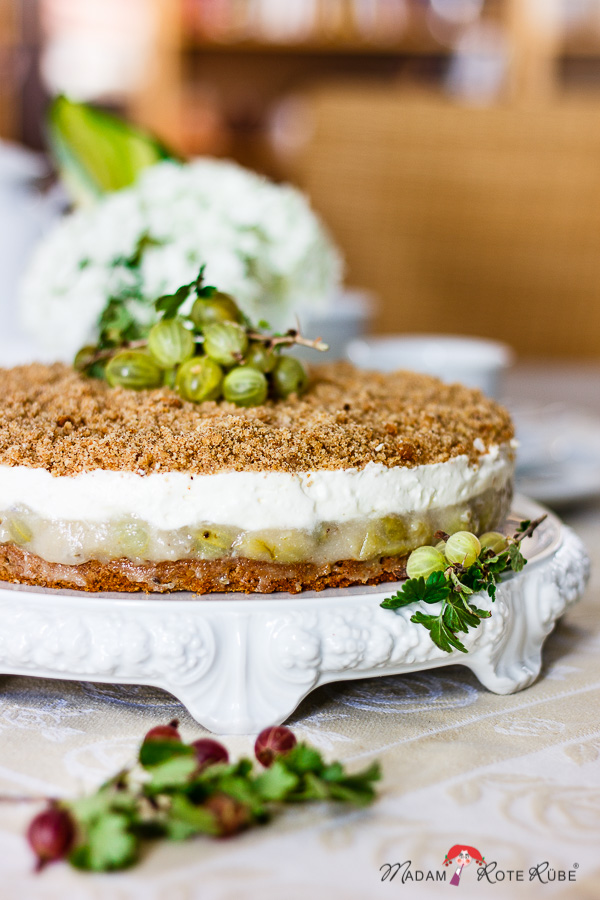 STACHELBEER-DINKELVOLLKORN-TORTE MIT HASELNUSSKRÜMEL