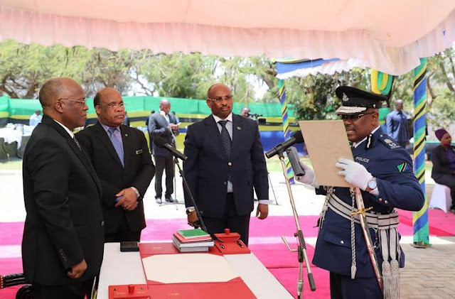 RAIS MAGUFULI AMUAPISHA MKURUGENZI MKUU WA TAKUKURU, KATIBU MKUU WA WIZARA YA AFYA PAMOJA NA BALOZI MMOJA