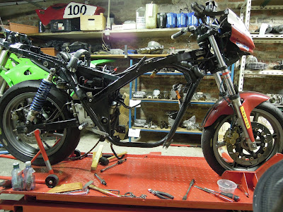 La CB 500 bien démontée pour subir une petite réfection avant la saison. Pierre Volpatti La CB 500 bien démontée pour subir une petite réfection avant la saison. Pierre Volpatti