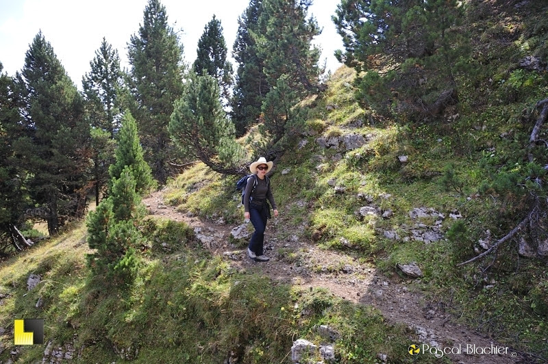 valérie blachier sur les sentiers du vallon de combeau vercors photo Pascal Blachier