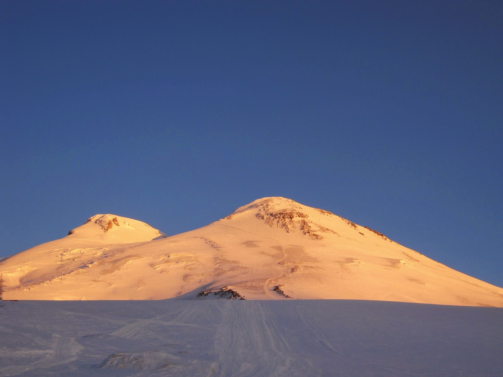 Действует ли вулкан эльбрус. Эльбрус спящий вулкан. Эльбрус это вулкан или гора. Вулкан Эльбрус фото. Вулкан с двумя вершинами.