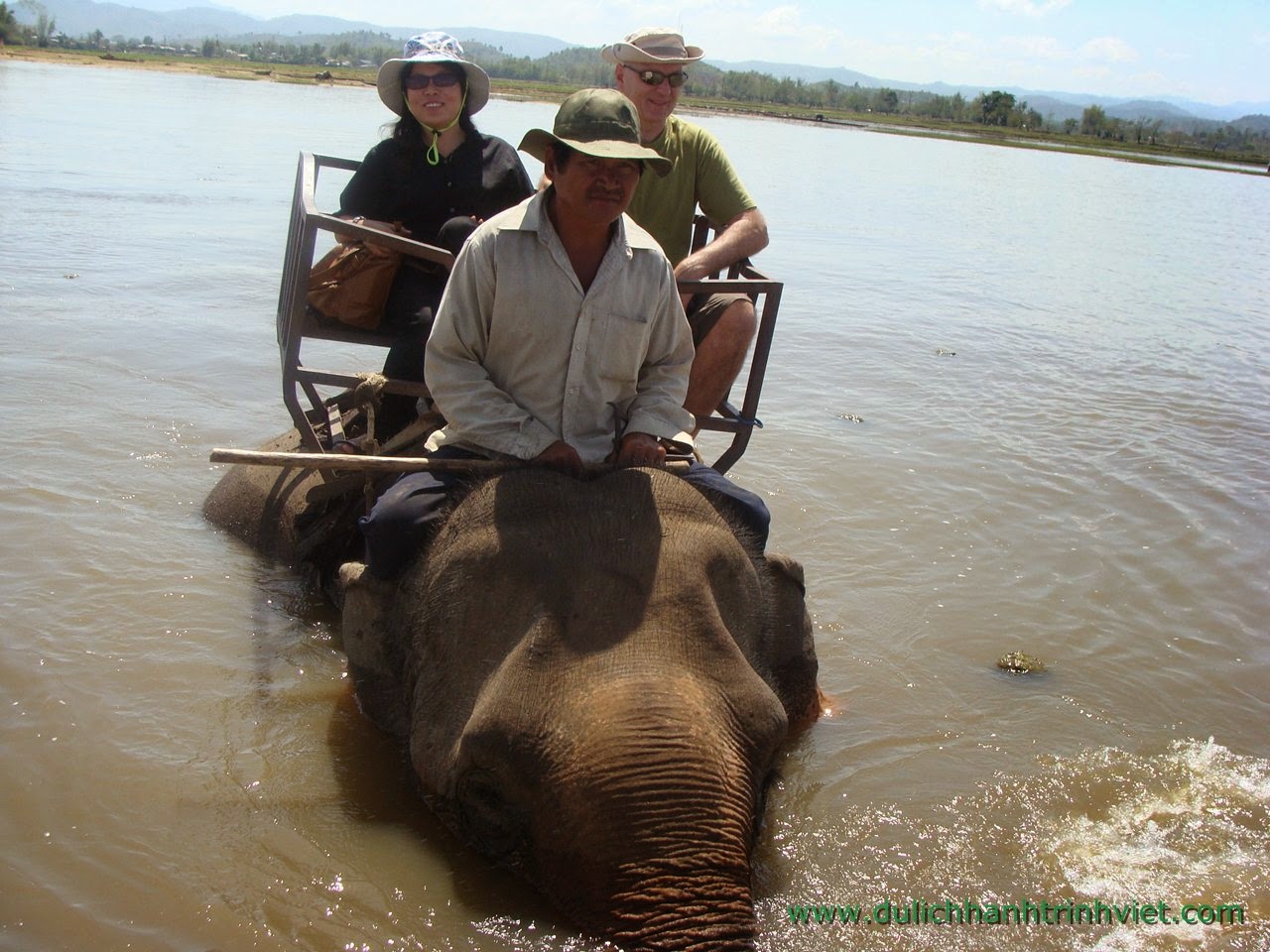 Tour cưỡi voi và khám phá văn hóa các dân tộc Tây Nguyên