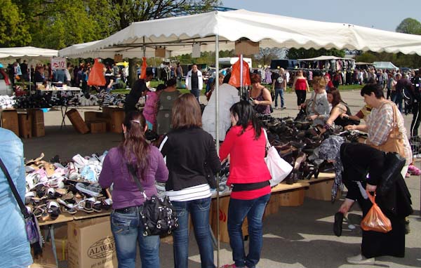 fotoaufnahme: Trödelmarkt in Duisburg-Ruhrort startet...