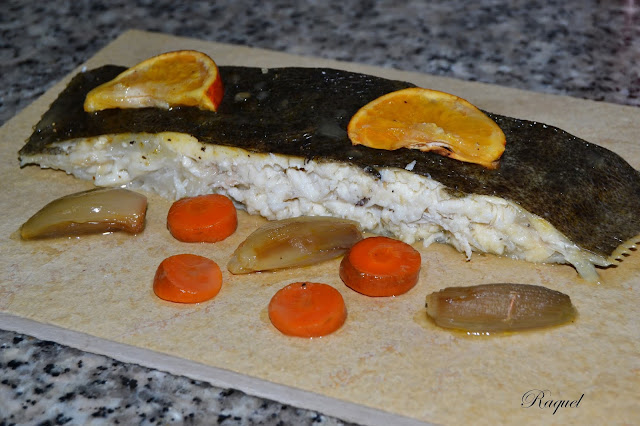 Rodaballo al horno con vino y mandarinas