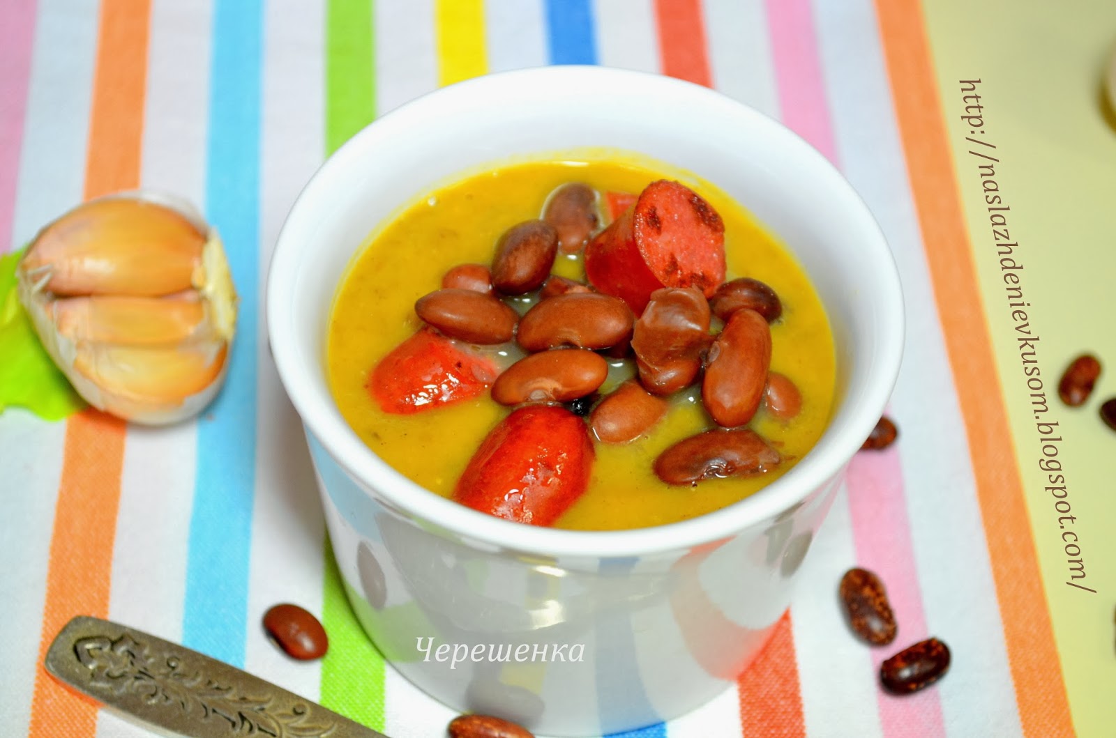 Суп баварский с охотничьими колбасками. Суп с охотничьими колбасками и фасолью. Фасолевый суп с колбасками. Суп баварский с охотничьими колбасками. Суп с охотничьими колбасками и фасолью.