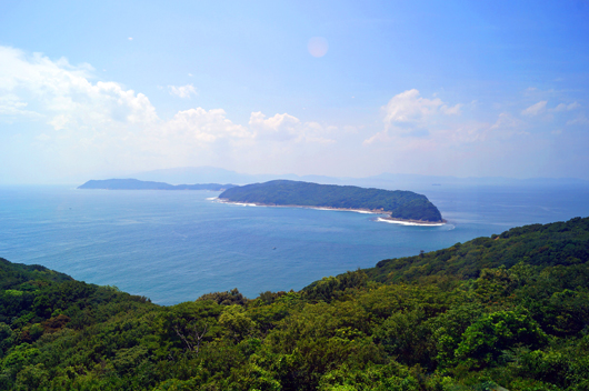 Kitan Strait is overlooked from a hotel, and Awaji Island is visible beyond two islands.