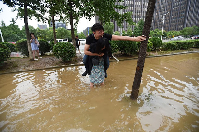 Woman Carries Her Boyfriend During Flood To Save His Leather Shoes From Soaking Woman Carries Her Boyfriend During Flood To Save His Leather Shoes From Soaking