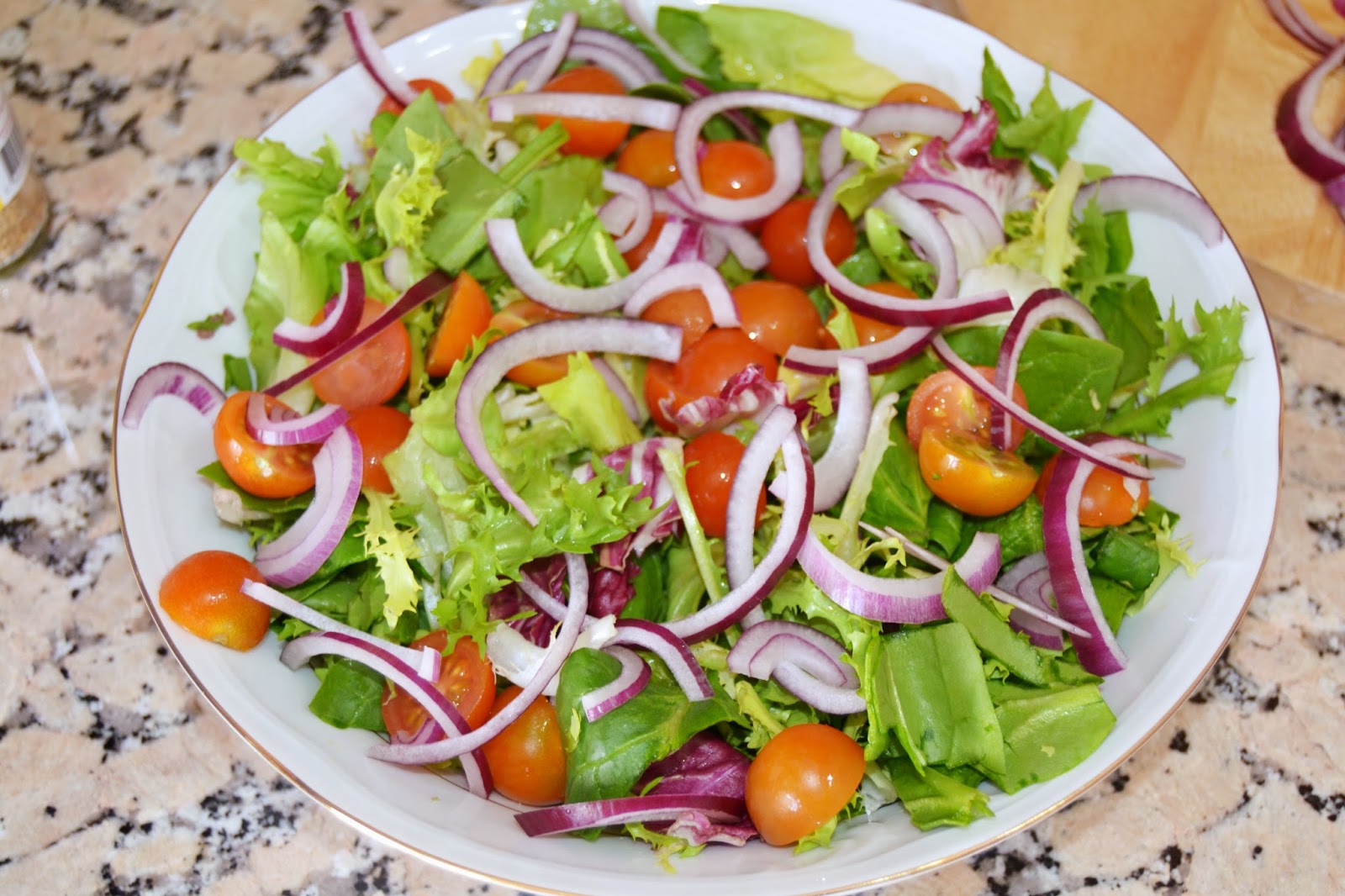 Salada com vinagrete de mostarda Dijon [Salad with dijon mustard