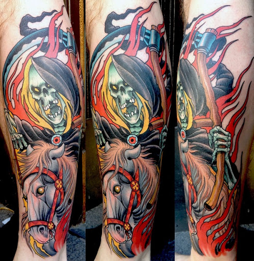 Um muito coloridas Grim Reaper tatuagem por Peter Largergren. A tatuagem mostra o reaper em plena ação e na dança cores. Em contraste com a aparência mais escura do ceifador, este ainda tem um cavalo branco, com cabelos dourados.
