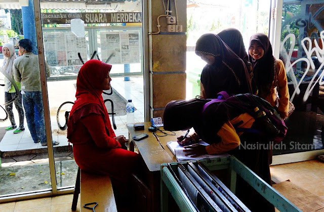 Para pengunjung Warung Baca Alun-alun Jepara