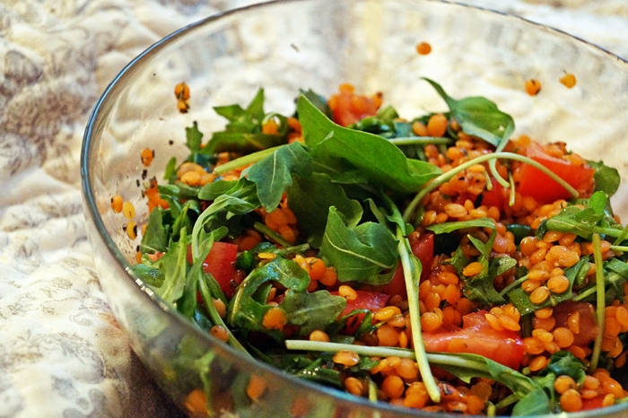 Rote-Linsen-Salat mit Rucola und Tomaten