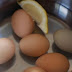 Βράζει αυγά και ρίχνει μέσα μια φέτα λεμόνι: Μόλις δείτε το λόγο θα το κάνετε αμέσως! (Βίντεο)