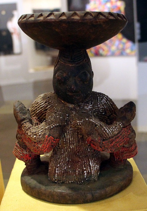 Iemanjá amamentando os Ibejis - Início do século XX, Museu Afro Brasil. Iemanjá amamentando os Ibejis, representação do início do século XX, Museu Afro Brasil.