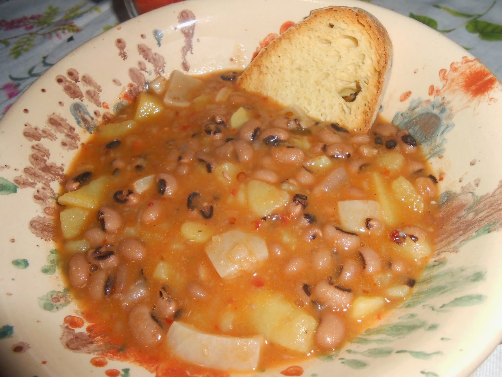 zuppa di fagioli con l'occhio, patate e cotiche