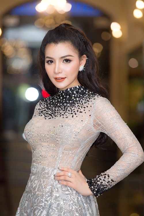 Á khôi Vy Marya thu hút mọi ánh nhìn của quan khách và giới truyền thông khi xuất hiện trong bộ cánh vô cùng ấn tượng.