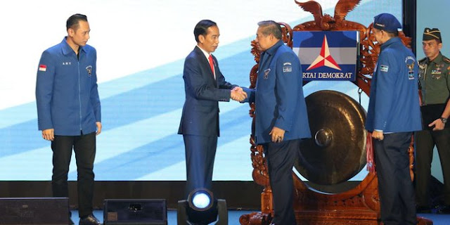 Saling kode SBY dan Jokowi soal koalisi di pembukaan Rapimnas Demokrat Saling kode SBY dan Jokowi soal koalisi di pembukaan Rapimnas Demokrat