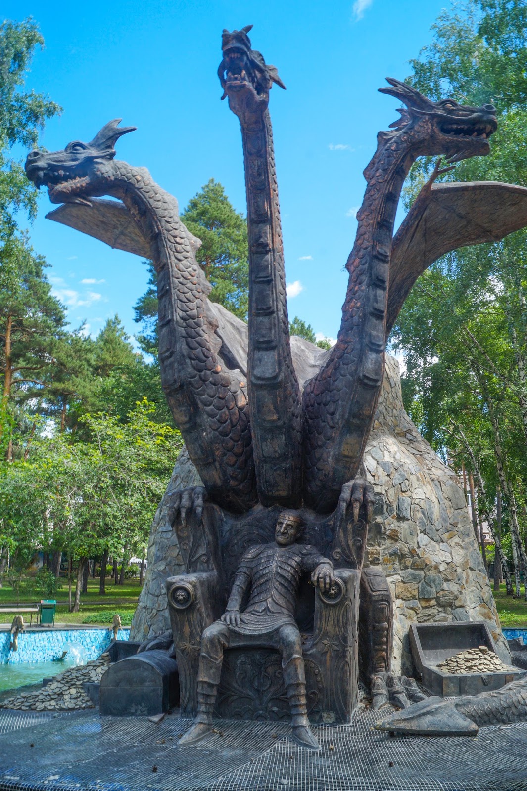 змей горыныч новосибирск памятник. змей горыныч новосибирск памятник. памятник кощею в новосибирске. памятник змею горынычу в новосибирске. змей горыныч и кощей бессмертный памятник в новосибирске.