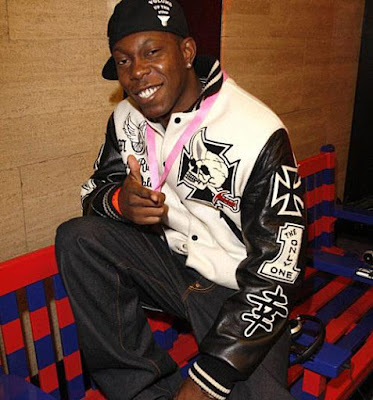 Dizzee Rascal Foto de Dizzee Rascal en un banco