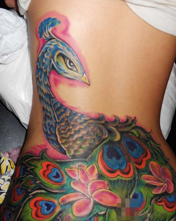 tatuaje en la espalda de mujer