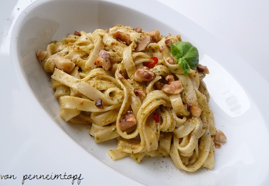 Penne im Topf: Linguine mit Walnuss - Tomaten - Pesto