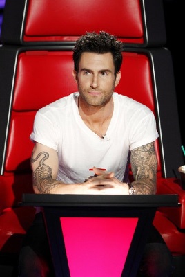 Adam Levine Foto de Adam Levine sentado