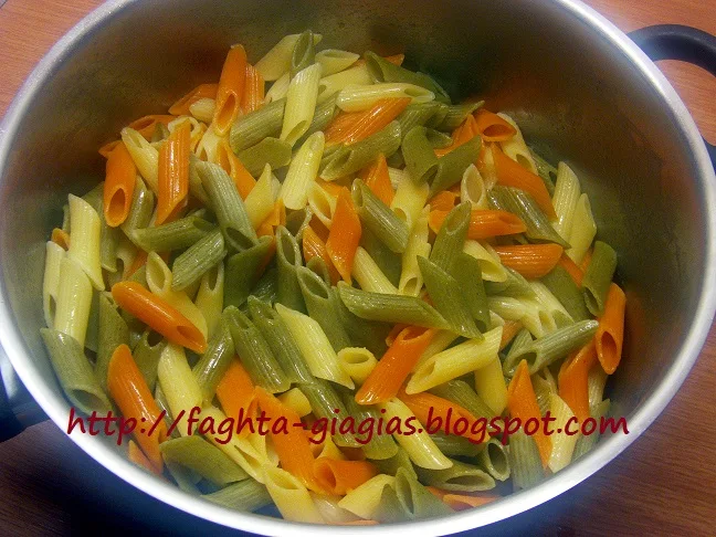 Τα φαγητά της γιαγιάς - Πέννες τρικολόρε (tricolore) σαλάτα με χρωματιστές πιπεριές