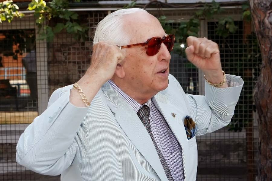 Γίνεται επίτιμος πρόεδρος