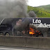 Ônibus do cantor Léo Magalhães pega fogo em rodovia