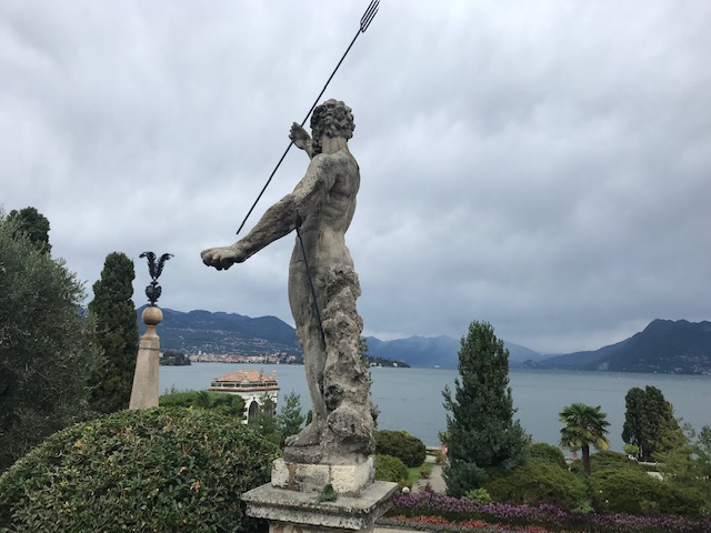 イタリア・イゾラベッラ（ベッラ島）ボロッメオ宮殿の庭にある像