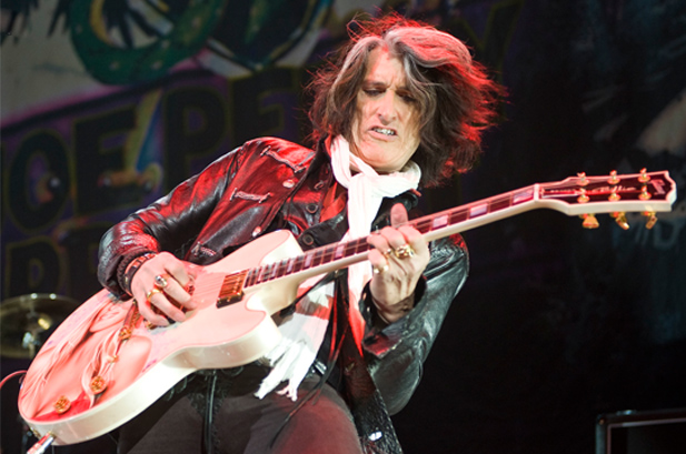 Joe-Perry-live-Billie-gtr.jpg