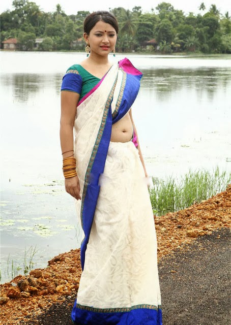 Sexy South Hot Actress Swetha Basu Prasad Saree Pallu Drop Deep Navel Navel Folds Exposing