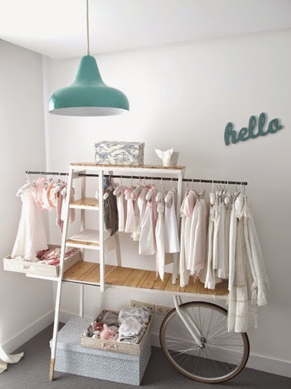 armario vestidor reciclado creado con partes de una vieja bicicleta