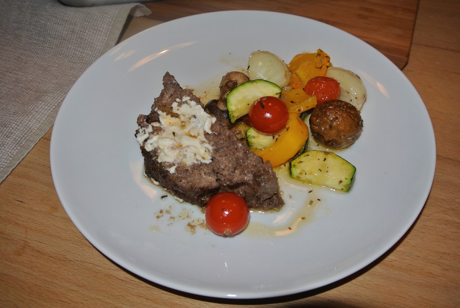Groni&amp;#39;s Kitchen: Hackbraten mit Feta und mediterranem Gemüse