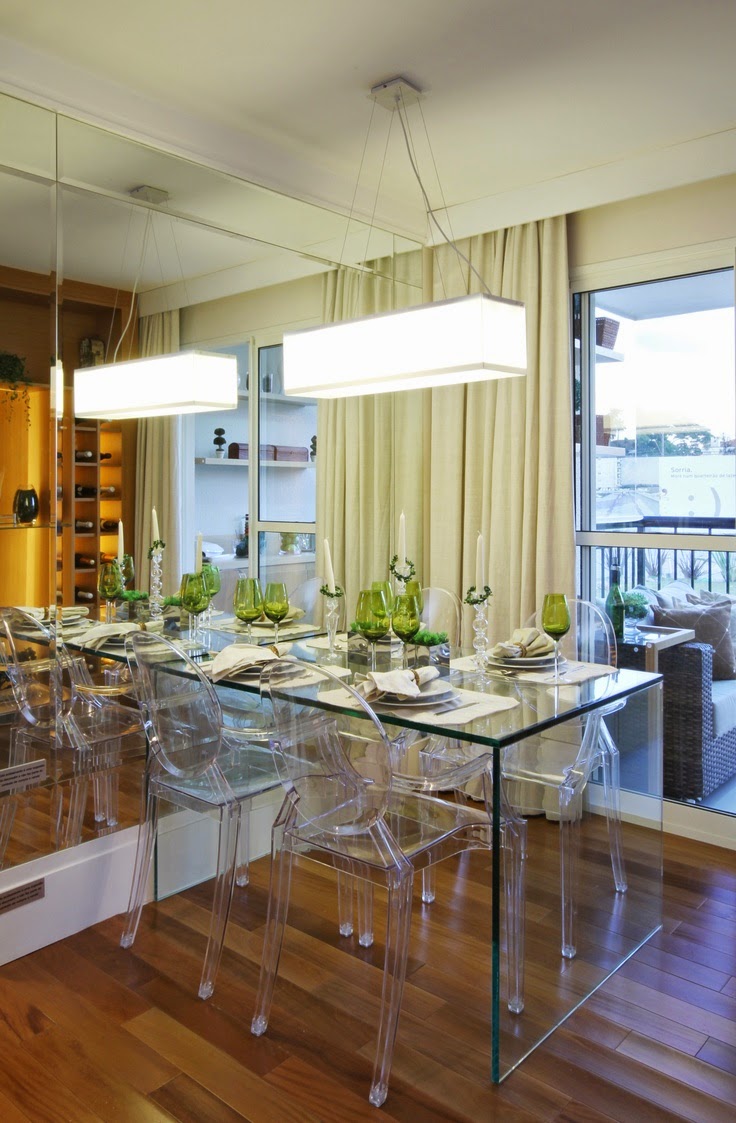 Sala De Jantar Com Vidro Na Parede ~ reina no pequeno espaço da sala de jantar Apesar de que pelo vidro Sala De Jantar Com Vidro Na Parede ~ reina no pequeno espaço da sala de jantar Apesar de que pelo vidro