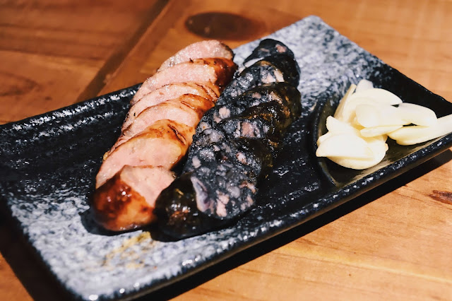 涮嘴的蒜味香腸與墨魚香腸組成的「香腸兄弟」，嫌不過癮的話，可再搭配一旁的蒜片，狠狠辛辣一番。