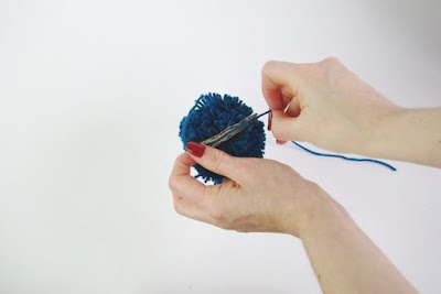 Pompoms selber machen mit Schablonen aus Pappe Pompoms selber machen mit Schablonen aus Pappe