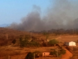 Incêndio de grandes proporções devasta grande área rural de Itaporanga há dias... Incêndio de grandes proporções devasta grande área rural de Itaporanga há dias...
