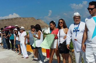 Cadena humana: Universitarios y ciudadanos protestan en PLaya Delfines por construcción del Solaris