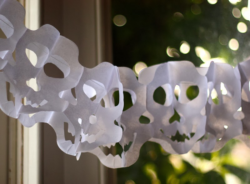 White paper skull garland, halloween, dia de los muertos | Oyster & Pearl blog