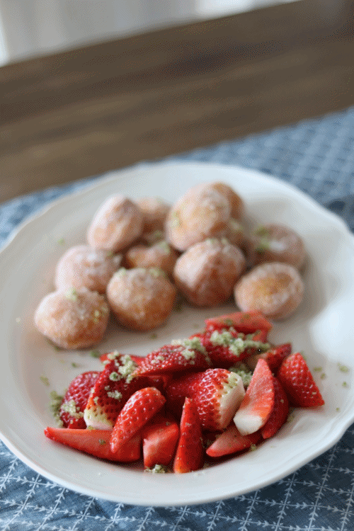 Kleine Nachmittagsnascherei: Erdbeeren mit Minzzucker - Villa Galanthus