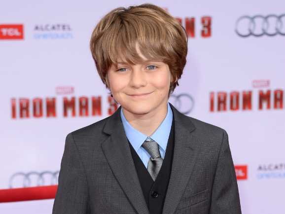 http://4.bp.blogspot.com/-ej5WuBoOfZ8/UXywWxHxlmI/AAAAAAAADO8/pEa0N1Eukcw/s1600/ty-simpkins-iron-man-3-premiere.png