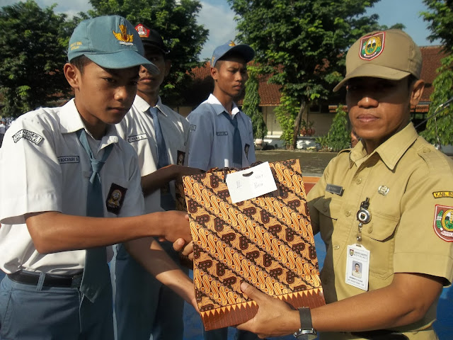 Bp.Rohmad Handoko selaku Pembina OSIS SMA N 1 SIMO dalam acara penyerahan hadiah dalam kegiatan lomba antar kelas.