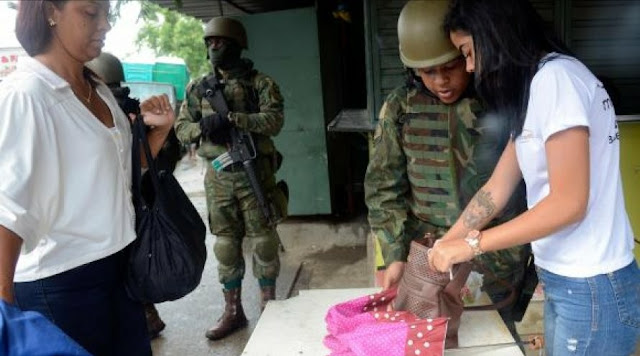 Militares e polícias destroem barricadas e apreendem armas em comunidades do Rio