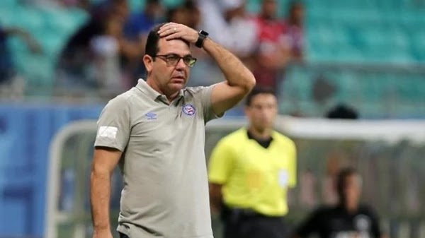 Enderson Moreira não é mais o treinador do Esporte Clube Bahia Enderson Moreira comandou o time em 59 jogos, com 22 triunfos, 19 empates e 18 derrotas – aproveitamento de 48%.